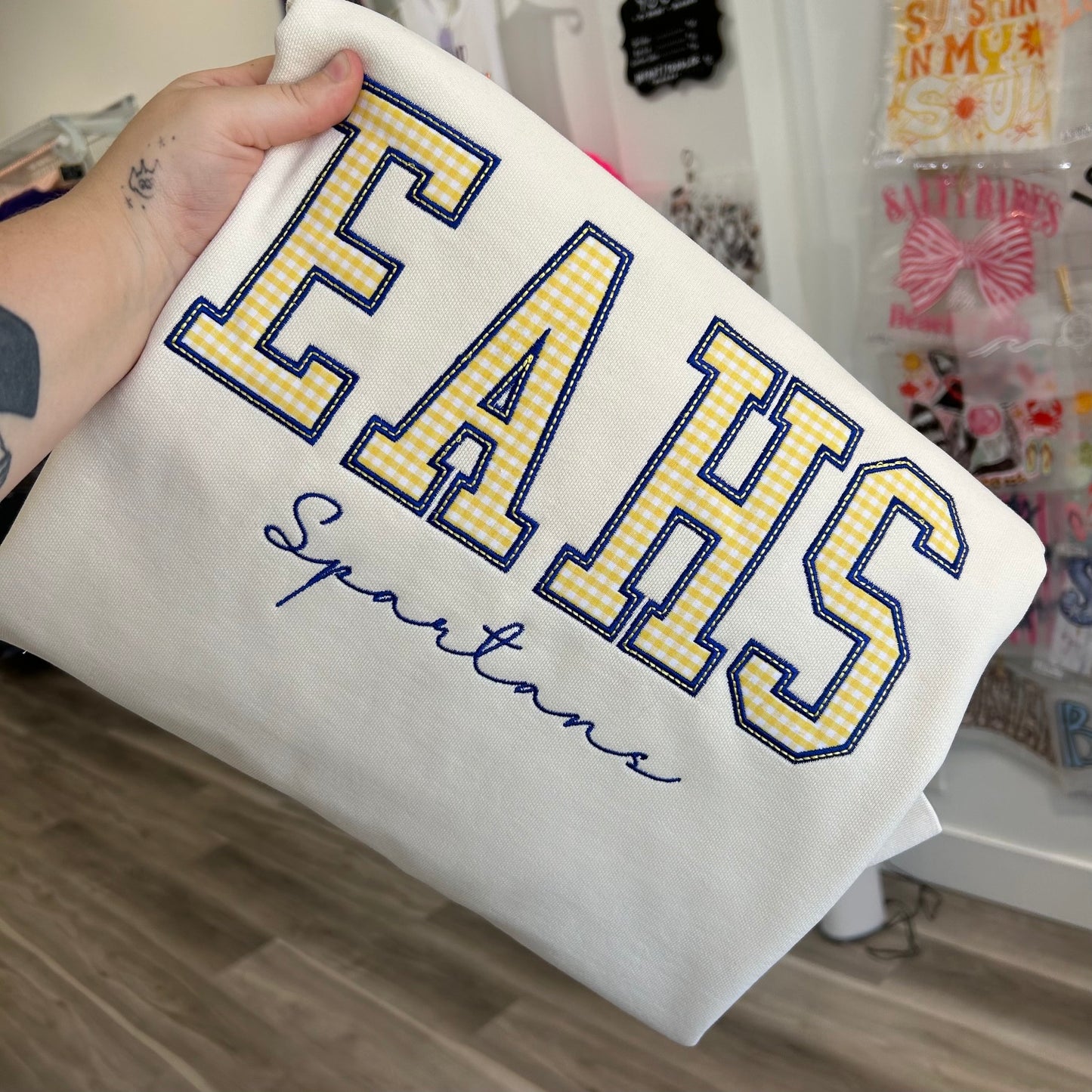 EAHS GINGHAM FABRIC APPLQUE SWEATSHIRT