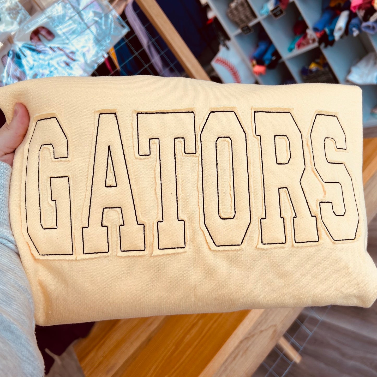 GATORS RAW EDGE APPLIQUE BUTTER SWEATSHIRT