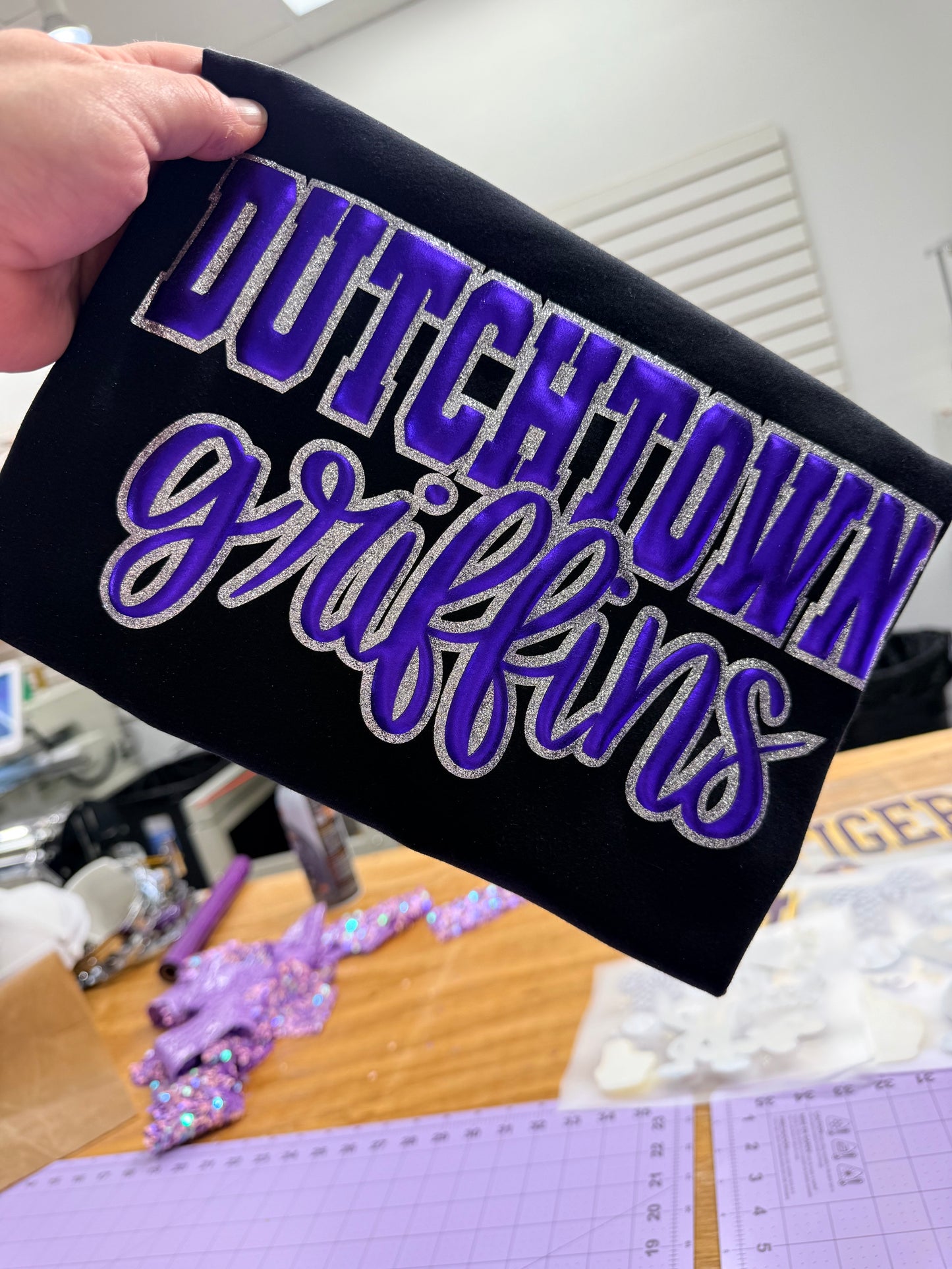METALLIC PUFF AND GLITTER DUTCHTOWN GRIFFINS