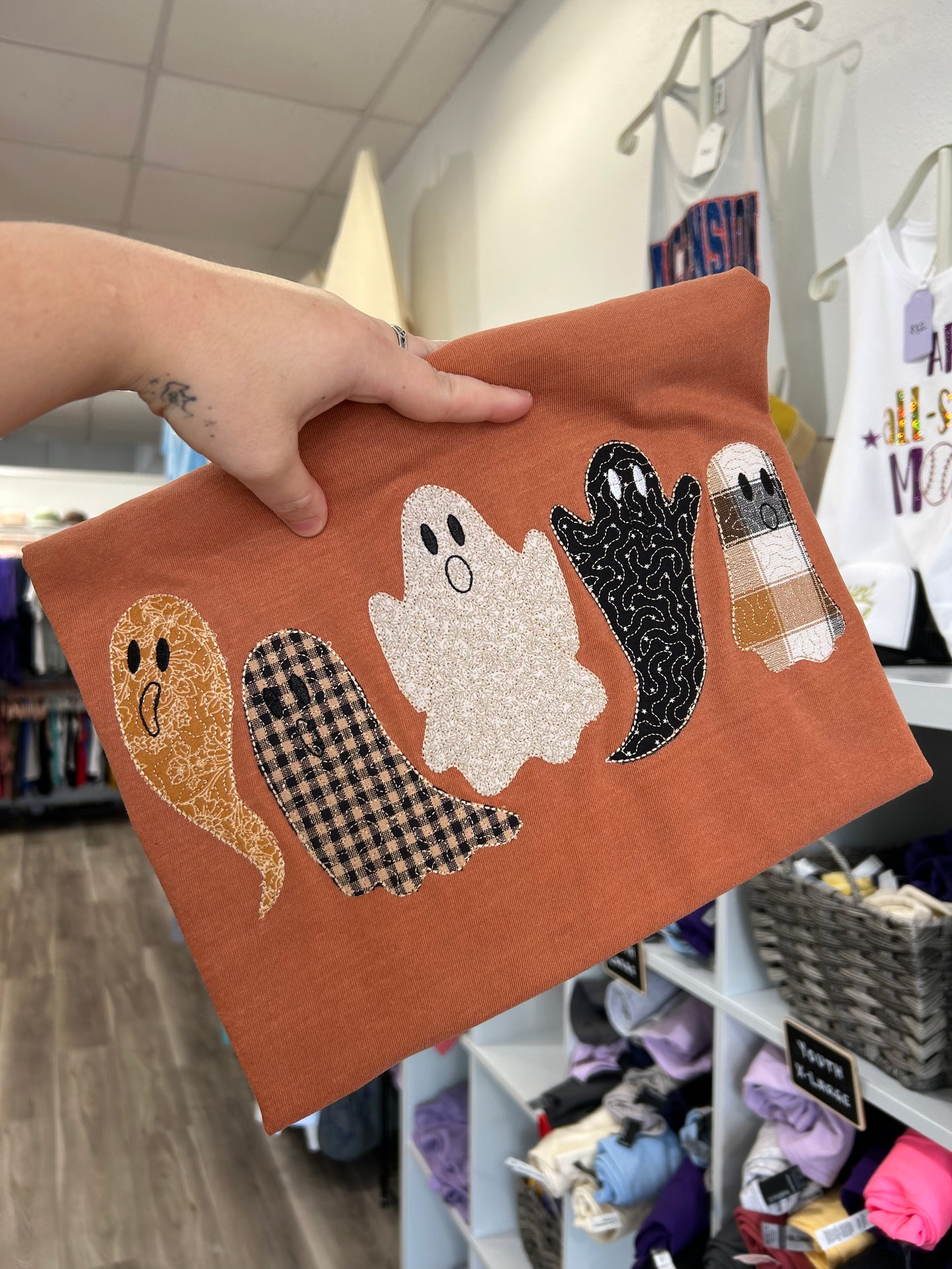 FABRIC APPLIQUE CUTE GHOST COMFORT COLORS TEE